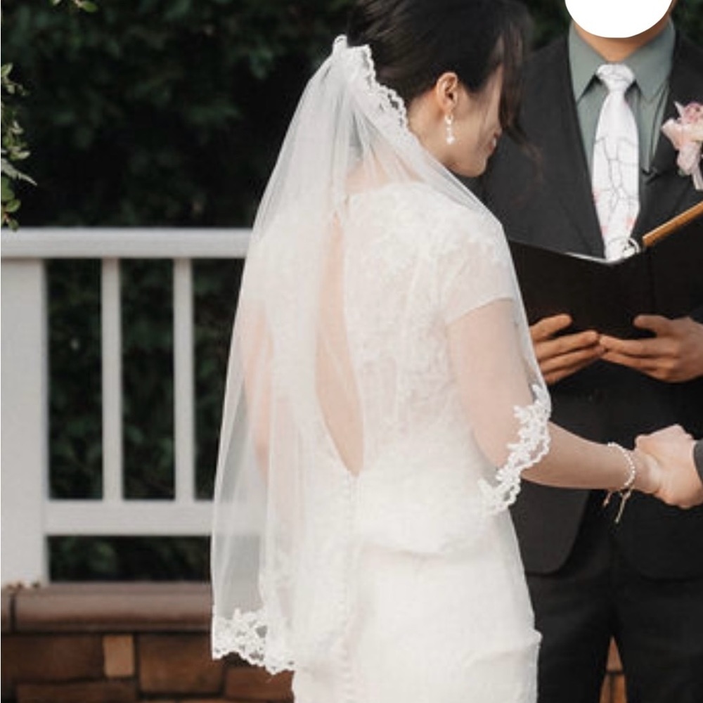 Great condition ivory bridal veil with lace trim
